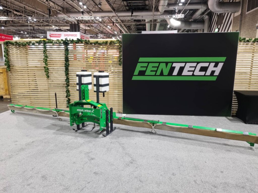 Weed wiper contact wiping system showing herbicide application mechanism